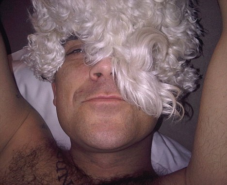 Ce face omu' cand se plictiseste? Isi pune coada cainelui in cap!