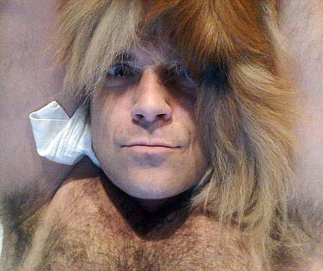 Robbie Williams s-a filmat gol pusca de ziua lui Gary Barlow. Video