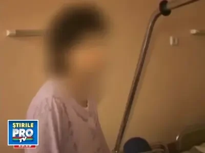 Si-a impins sora, din greseala, intr-un lighean cu apa fierbinte