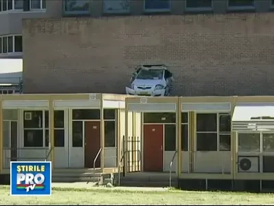 A incurcat frana cu acceleratia si a zburat prin zidul unei parcari