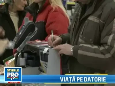 Romanii se indatoreaza la banci ca sa manance
