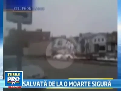 Au salvat-o in ultima clipa! Masina in care se afla era imobilizata pe sine