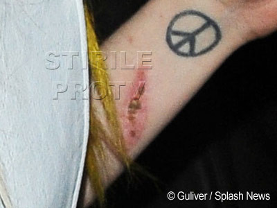 Lady GaGa, taiata pe maini si plina de vanatai!