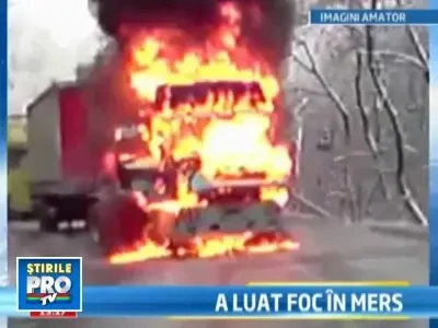 Sibiu: Cabina unui TIR incarcat cu 10 tone de carton, cuprinsa