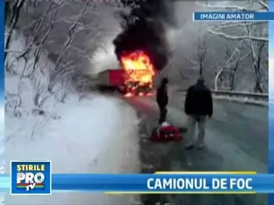 Sibiu: Cabina unui TIR incarcat cu 10 tone de carton, cuprinsa de flacari