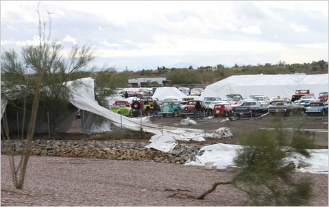 Sute de masini clasice, distruse de o tornada