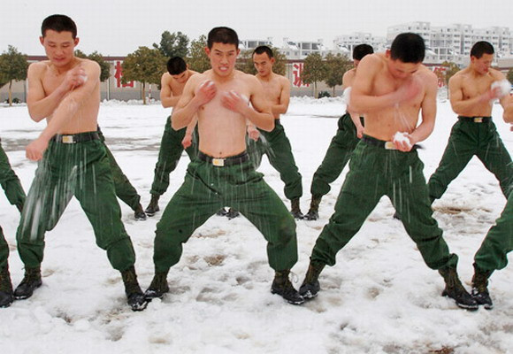 Soldatii chinezi, scosi sa se antreneze in zapada cu piepturile goale