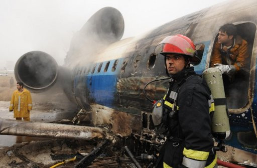 Aterizare de urgenta cu un motor in flacari, la Boston
