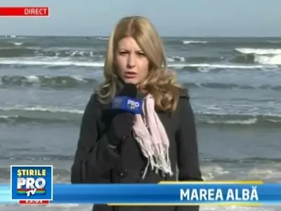 Pod de gheata la malul marii, din cauza temperaturilor scazute