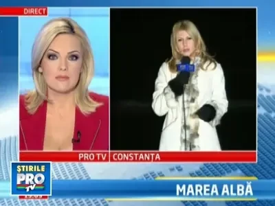 Pod de gheata la malul marii, din cauza temperaturilor scazute