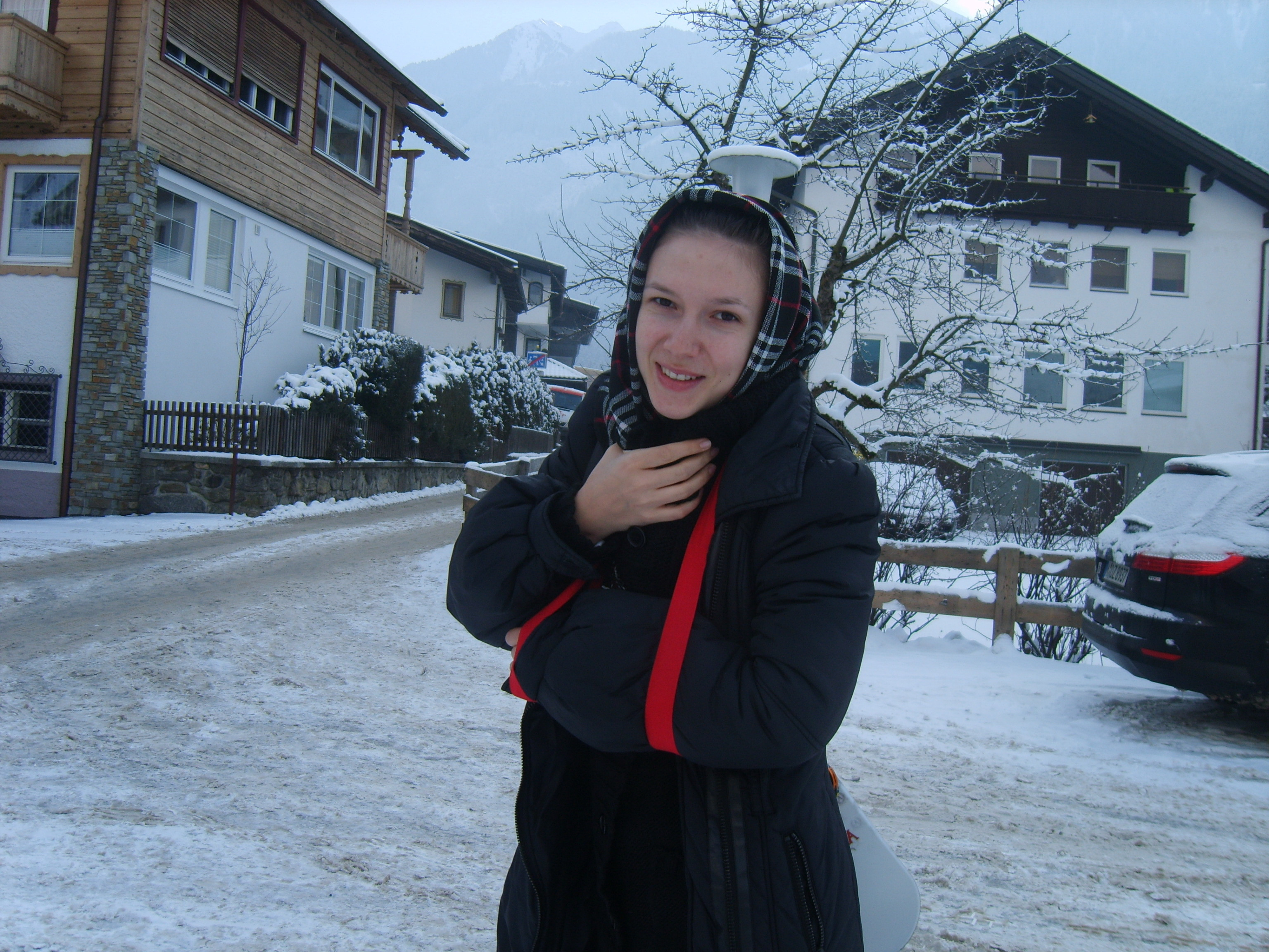 Adela Popescu s-a intors cu mana rupta din vacanta in Austria!