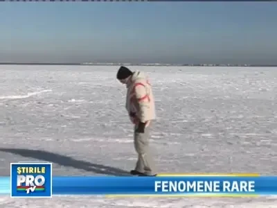 Peisaj glaciar. Marea Neagra e inghetata bocna