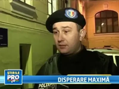 Un barbat in carucior cu rotile si-a dat foc in fata primariei din Oradea