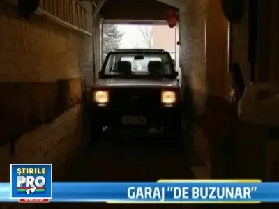 Atat de indemanatic, incat isi parcheaza masina in casa