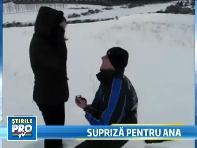 Cerere in casatorie inedita! A scris marea intrebare pe un deal, in zapada!
