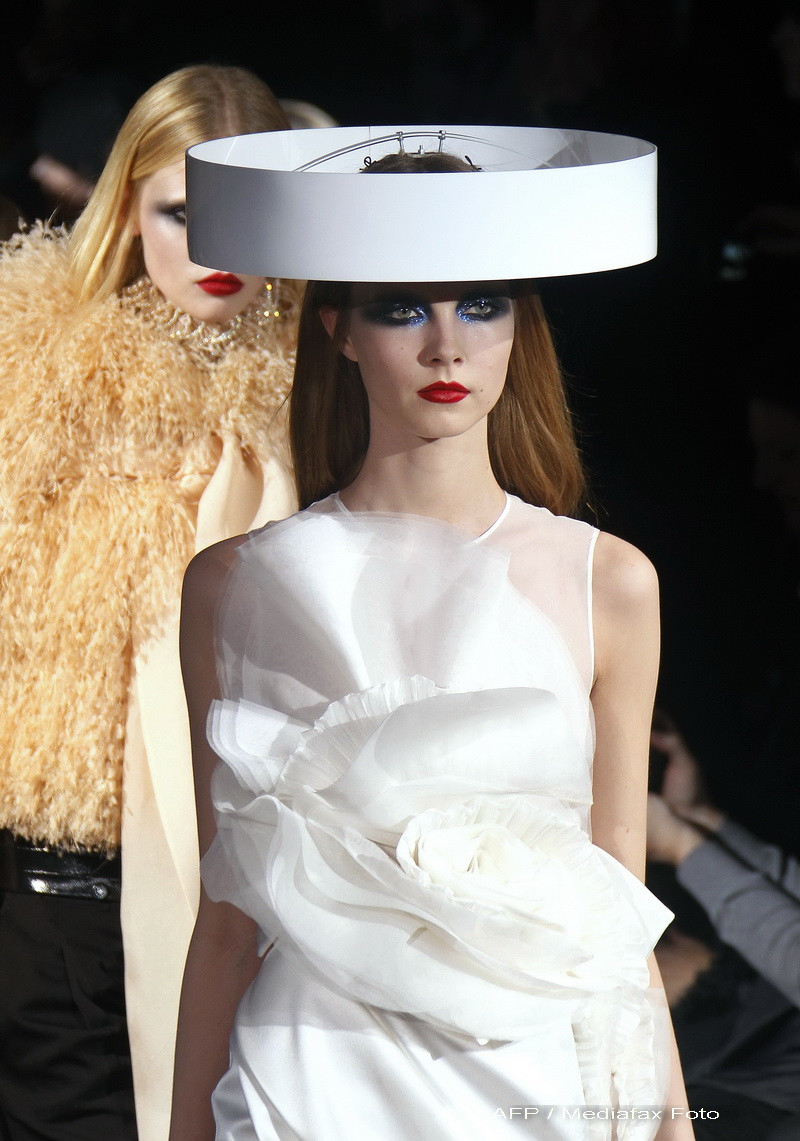 Femeia astronaut la Saptamana Modei de la Paris!