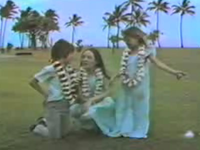 Angelina Jolie, intr-o filmare din 1981, alaturi de mama si fratele sau