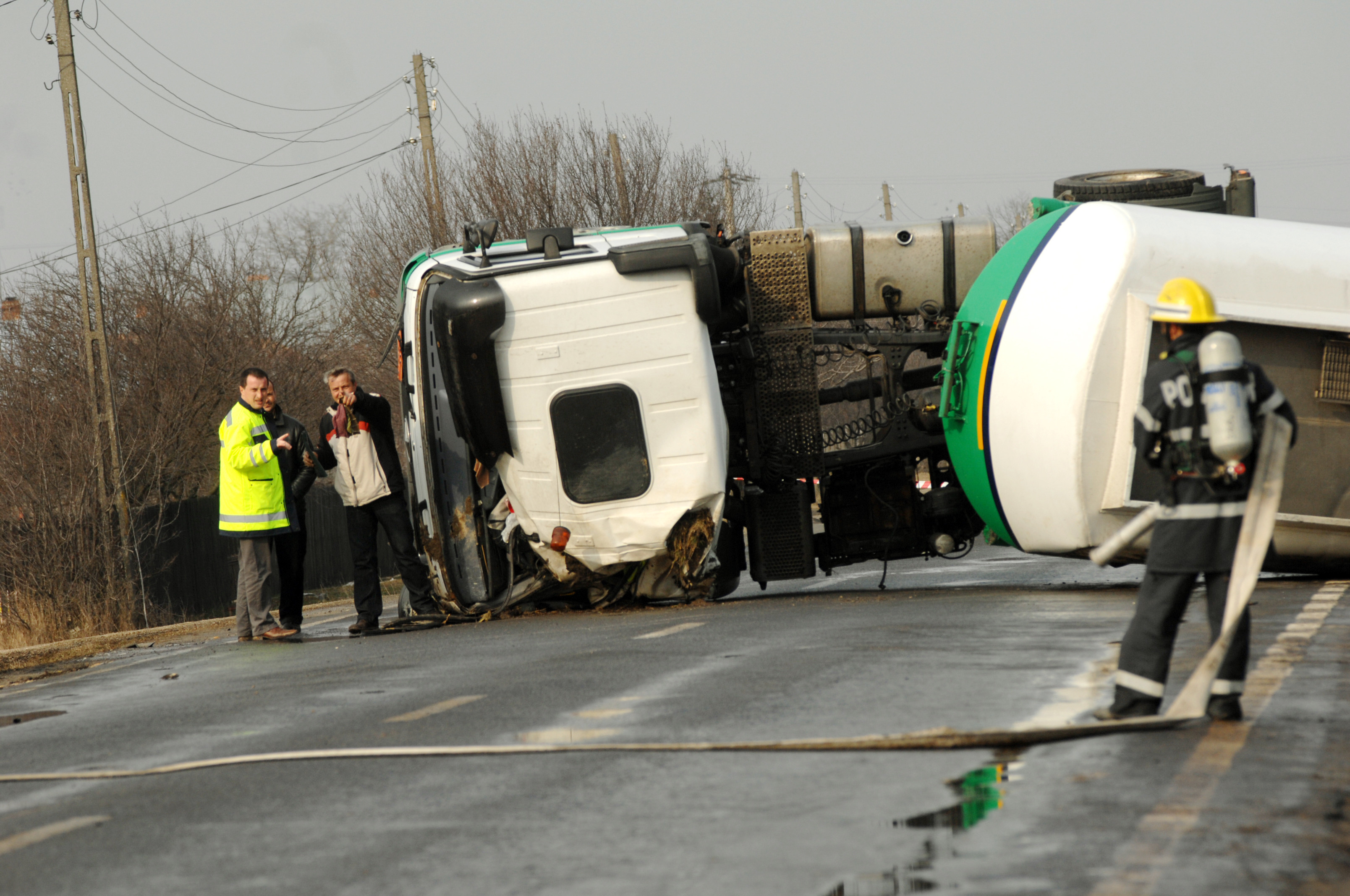 Pericol urias intr-o localitate din Braila! S-a rasturnat o cisterna cu GPL
