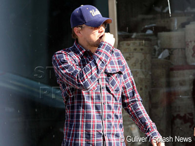 Leonardo DiCaprio se spala pe dinti pe strada