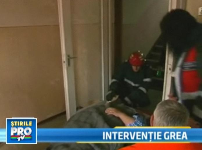Interventie dificila a pompierilor. Au salvat viata unui pacient de 300 kg