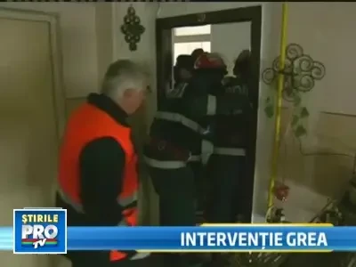 Interventie dificila a pompierilor. Au salvat viata unui pacient de 300 kg