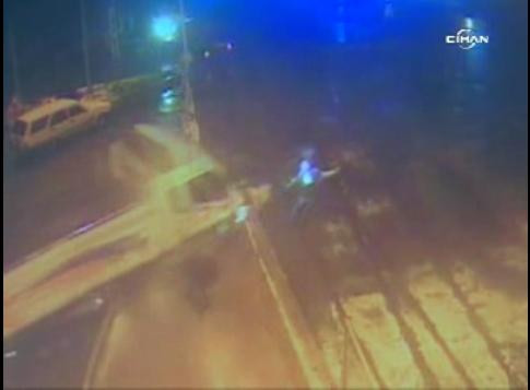 SOCANT! Spulberati de o camioneta pe refugiul din mijlocul strazii