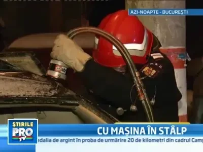 La un pas sa moara strivit, dupa ce a intrat cu masina intr-un stalp