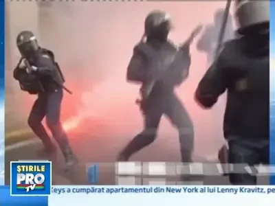 Bataie intre politisti si pompieri, in Spania!