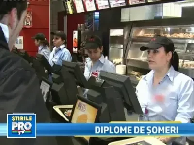 A terminat ASE, lucreaza ca ospatar. Nu sunt locuri de munca pentru tineri