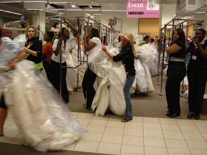 "Cursa mireselor": isterie, tipete si urlete pentru o rochie