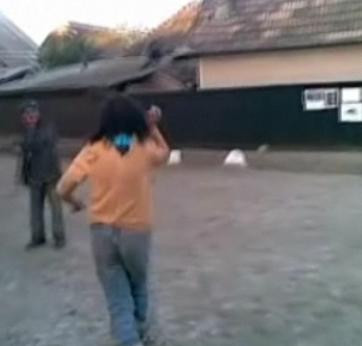 Bataie intre betivi! El o alerga cu parul, ea ii dadea cu piatra-n gura!