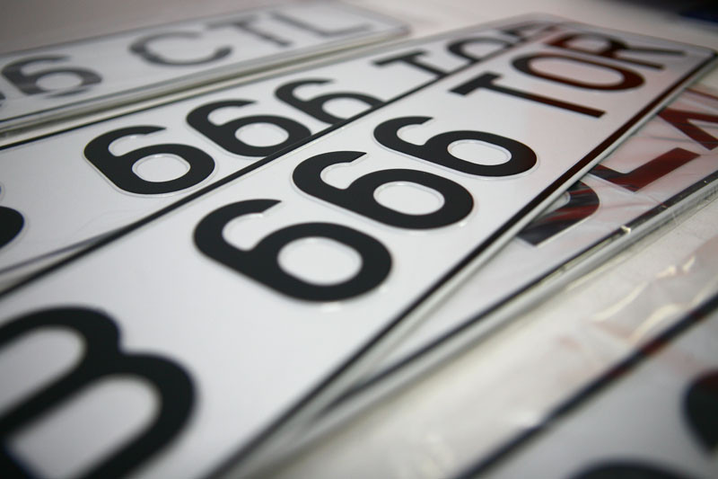 Dai un ban, dar sari in ochi! B 666 YAD sau B 666 HEL!