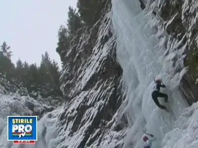 S-au intrecut la catarat pe stanca si gheata, intr-un peisaj superb