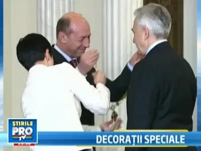 Avantajele decoratiilor? Loc de veci si inmormantare cu onoruri militare