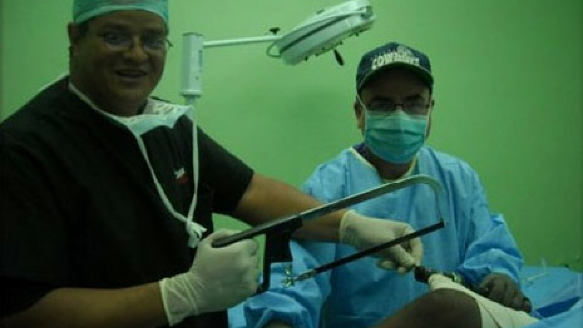 Doctori cu fierastraie si sticle de alcool!Asa salveaza victimele din Haiti