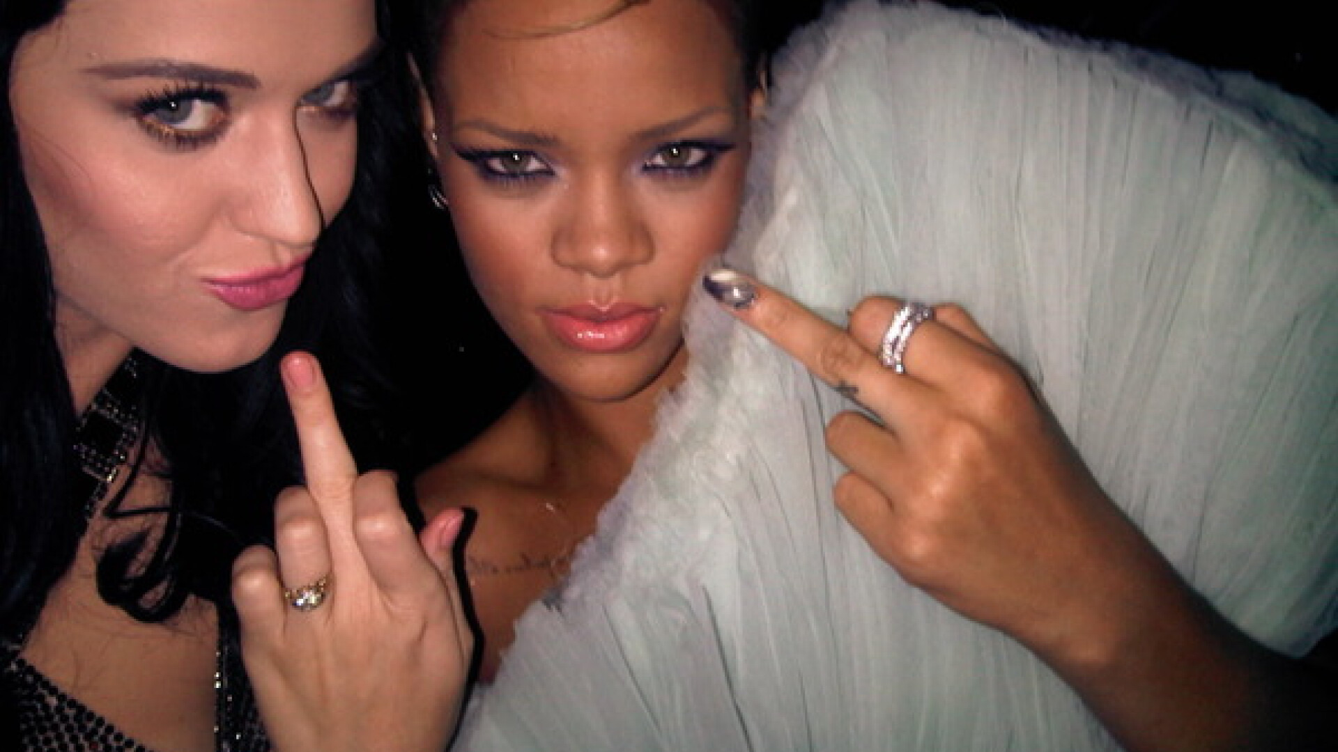 Katy Perry si Rihanna ne arata... degetelele