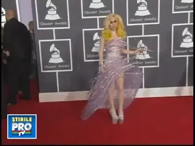 Umbrelute, picioare dezgolite si zane ratacite! Moda la Premiile Grammy