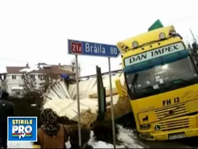 Camion rasturant in sant din cauza poleiului