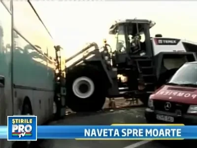 Doi morti! Un autobuz a lovit un utilaj de deszapezire la Constanta