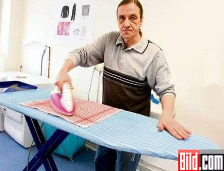 N-a muncit o zi in 36 de ani! Acum este obligat sa calce rufe