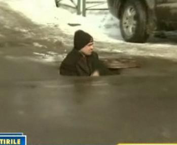 Pericol in trafic!Oamenii strazii rasar din asfalt direct in fata masinilor