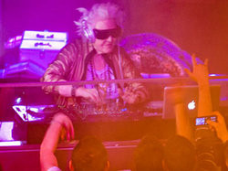 Solutie de criza! Bunica s-a facut DJ!