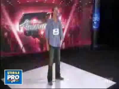 Un concurent la "American Idol" i-a aratat... muschii Victoriei Beckham