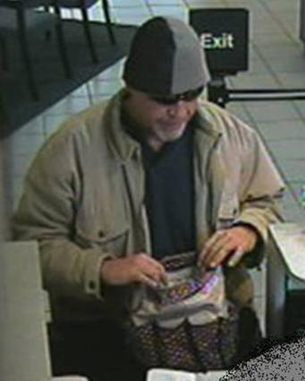 Deghizat sau nu, Banditul Batran a jefuit sase banci din California!