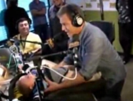 Mel Gibson, neinfricat si cand vine vorba de schimbat scutece! VEZI VIDEO!