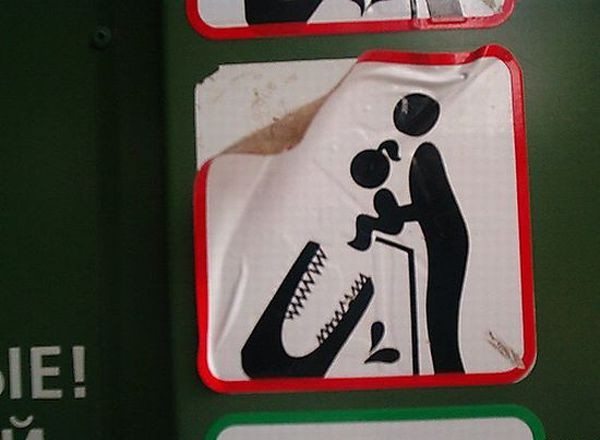 Atentie! "Biciuitul interzis". "Nu dati copilul la crocodil"! GALERIE FOTO