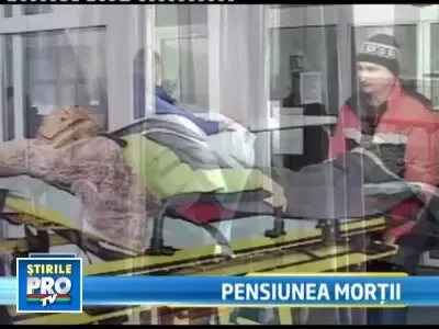 Blestem la pensiune! Barbat gasit mort in camera, 16 turisti in spital