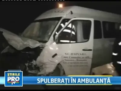 Au ajuns la spital dupa ce ambulanta in care se aflau a fost lovita