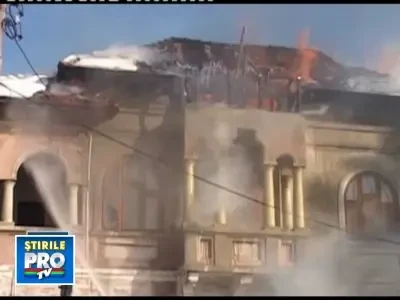 Incendiu de proportii langa o benzinarie din Prahova