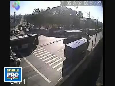 Impact fatal! Lovita in plin de autobuz si azvarlita cativa metri pe asfalt